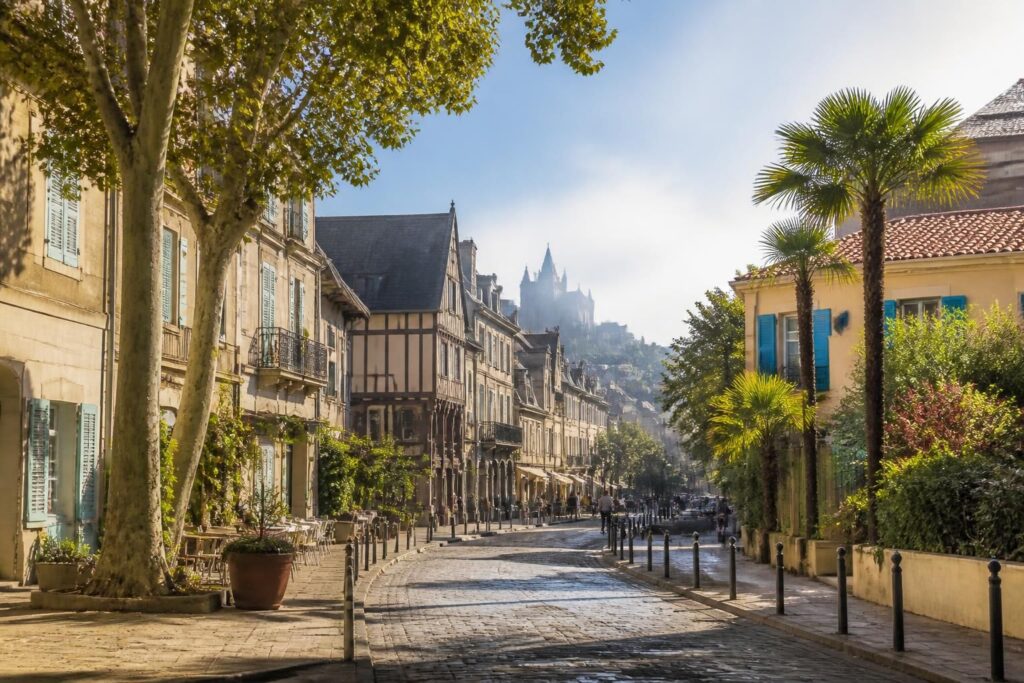 découvrez la rue de l'hippodrome et explorez les quartiers emblématiques à aix-en-provence, caen et hyères, entre histoire, culture et vie locale.